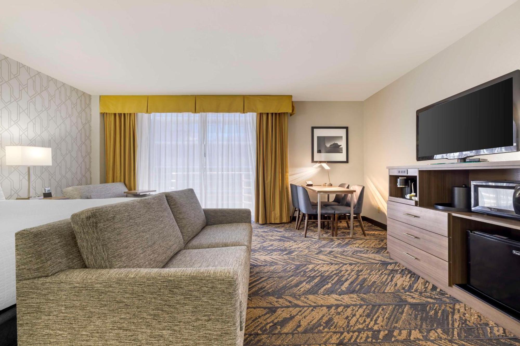 Best Western Plus Bayside Inn San Diego Exterior photo